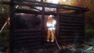В Корсаковском районе сгорела деревянная изба 