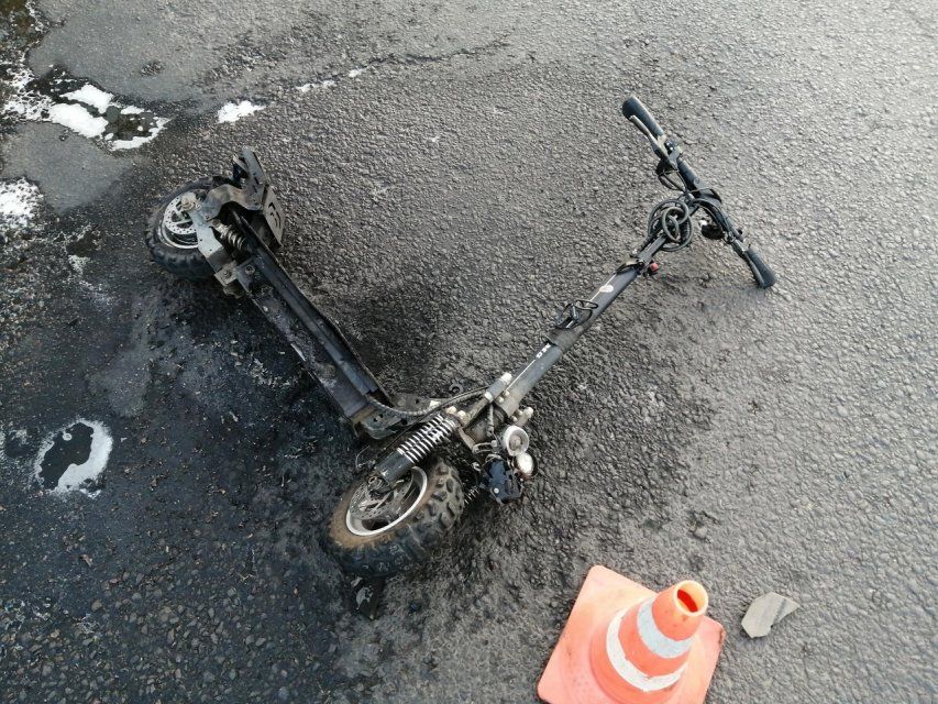 В Орле на Московском шоссе загорелся самокат при столкновении с машиной