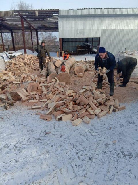 Жители Глазуновского района приняли участие в заготовке дров для солдат, участвующих в СВО