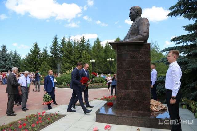 В Орле установили памятник бывшему ректору аграрного университета В Орле установили памятник бывшему ректору аграрного университета