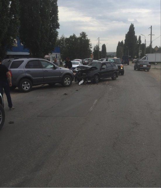 Лоб в лоб: в Ливнах столкнулись внедорожник «Kia» и легковушка «ВАЗ»
