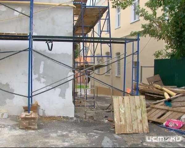 В Орле во время капремонта домов по ул. Ленина была украдена кровля В Орле во время капремонта домов по ул. Ленина была украдена кровля