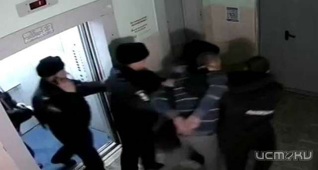 В Орле фельдшер скорой помощи оказался взаперти с буйным пациентом В Орле фельдшер скорой помощи оказался взаперти с буйным пациентом