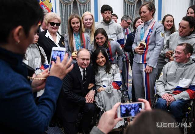Владимир Путин вручил госнаграду бывшей воспитаннице болховского детдома Владимир Путин вручил госнаграду бывшей воспитаннице болховского детдома