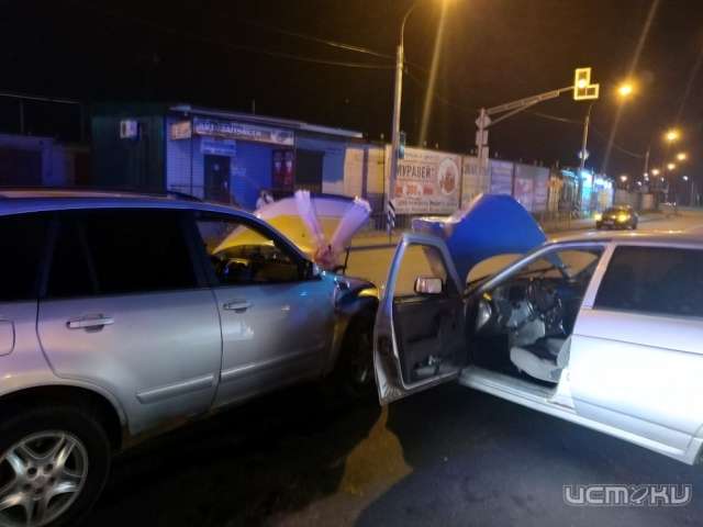 В Орле произошла авария с двумя легковушками В Орле произошла авария с двумя легковушками