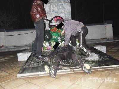 Ливенские школьники глумились над местом захоронения героев Ливенские школьники глумились над местом захоронения героев