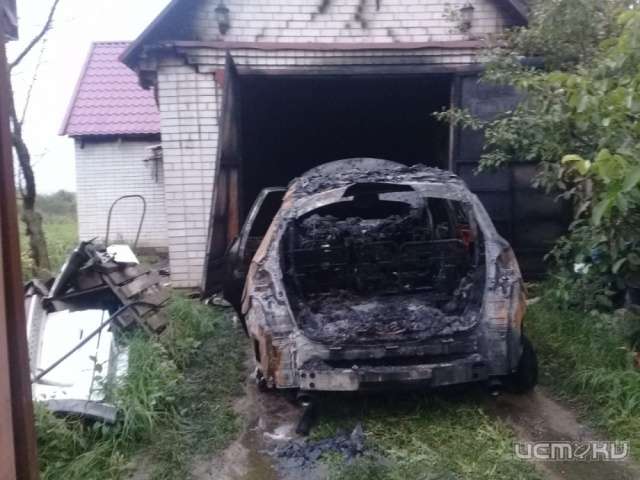 В Ливнах пламя охватило «Ниссан», стоявший в гараже В Ливнах пламя охватило «Ниссан», стоявший в гараже