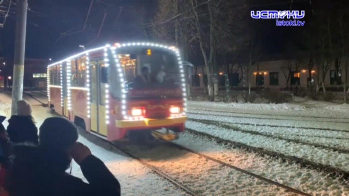 Дед Мороз рулит: по Орлу курсируют новогодние трамвай и троллейбус