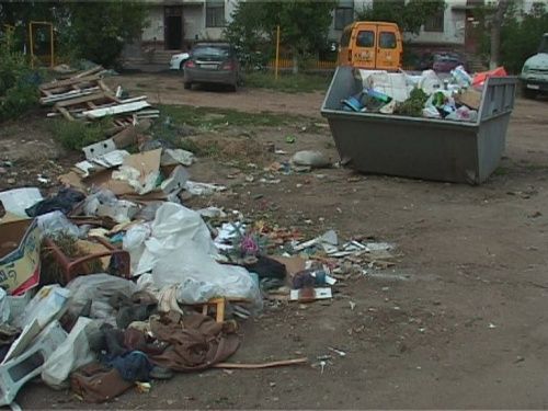 Разлетевшийся мусор — так его и не убирают Разлетевшийся мусор — так его и не убирают