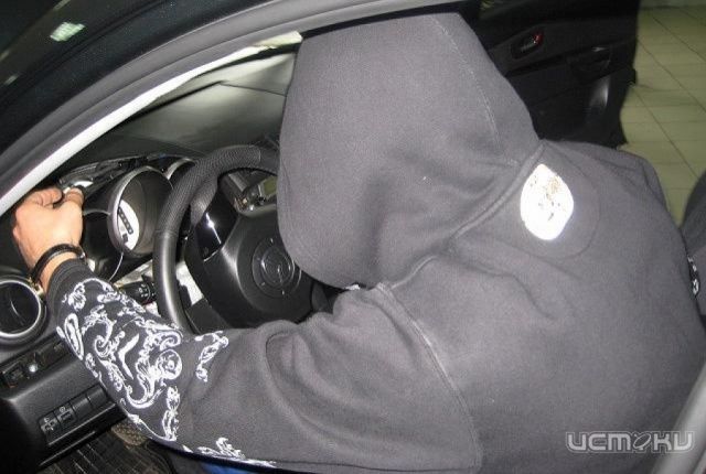 В Орле трое парней пытались угнать автомобиль В Орле трое парней пытались угнать автомобиль
