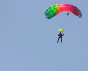 В Орле прошли выступления спортсменов-парашютистов