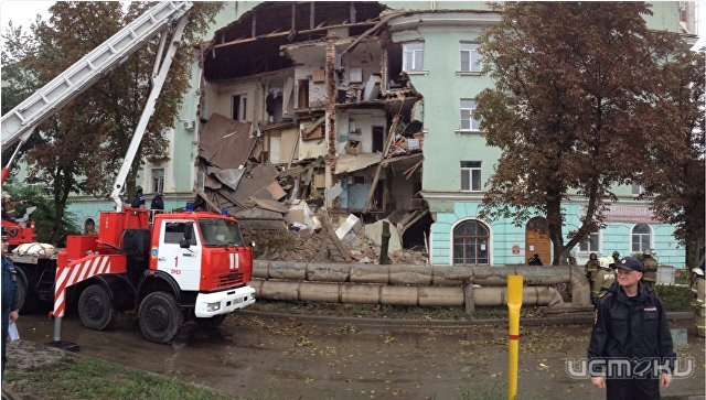 В Орле "разбором" обрушившегося дома на набережной занялись цыгане В Орле "разбором" обрушившегося дома на набережной занялись цыгане