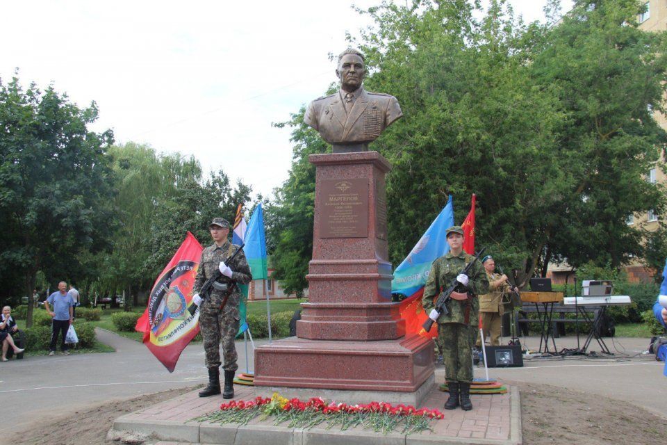В Орле пройдет шествие и автопробег с армейскими флагами