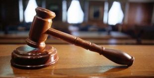 Орловчанка через суд добилась от банка компенсации за падение на мокром полу