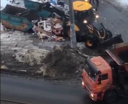 В Орле мусор убирают с помощью строительной техники