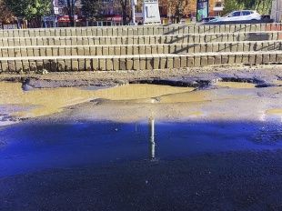 Борьба с бездорожьем: орловчане пожаловались в ГИБДД на ямы возле ЦУМа