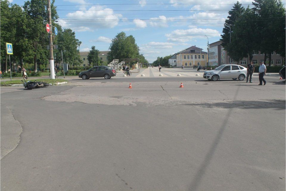 В Дмитровске столкнулись автомобиль и мотоцикл