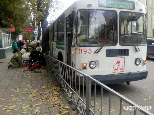В Орле из-за ДТП с троллейбусом мальчик-сирота лишился опекуна В Орле из-за ДТП с троллейбусом мальчик-сирота лишился опекуна