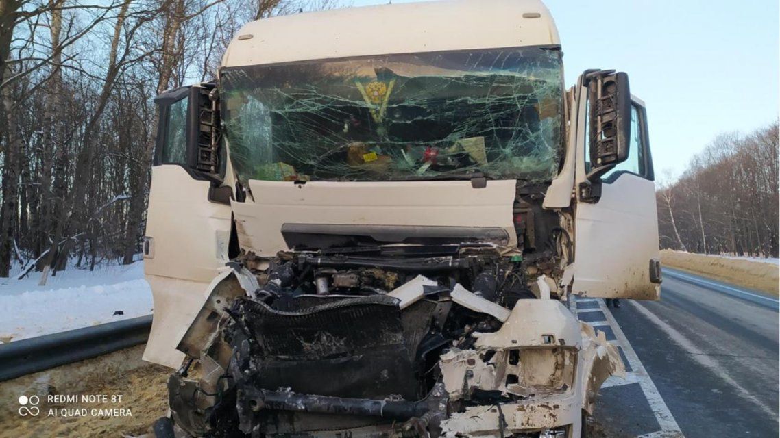 Два грузовика и кроссовер собрались в «паровозик» на орловской трассе