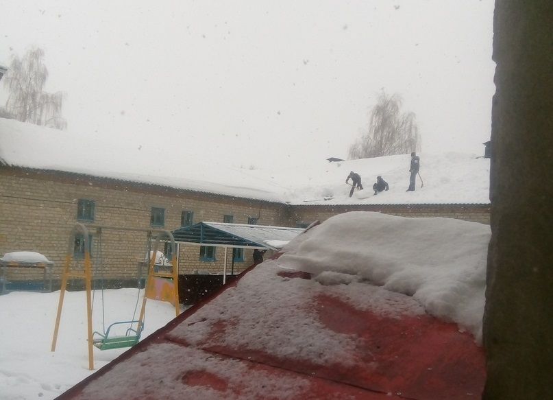 В Ливенском районе наказан директор школы, отправивший детей убирать снег с крыши