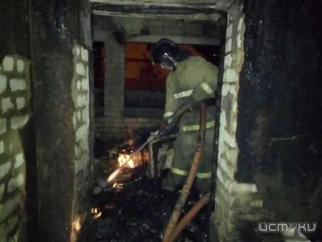 В Кромах из-за удара молнии сгорел жилой дом В Кромах из-за удара молнии сгорел жилой дом