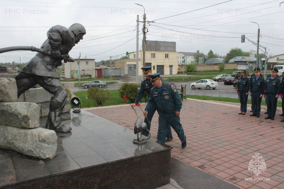 Орловские спасатели почтили минутой молчания погибших коллег