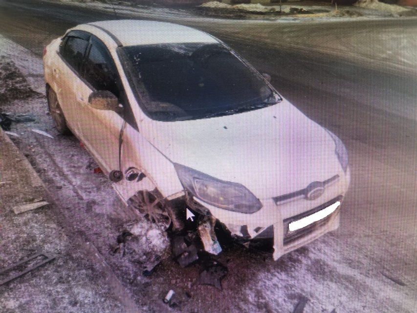 В Орловской области в ДТП пострадала пассажирка наехавшей на стелу АЗС иномарки