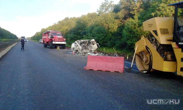 Под Орлом иномарка врезалась в каток. Есть погибший Под Орлом иномарка врезалась в каток. Есть погибший