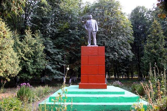 В Орловской области надругались над памятником Ленину В Орловской области надругались над памятником Ленину