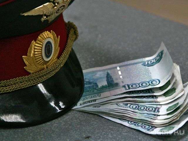 Житель Глазуновского района пытался дать взятку полицейскому Житель Глазуновского района пытался дать взятку полицейскому