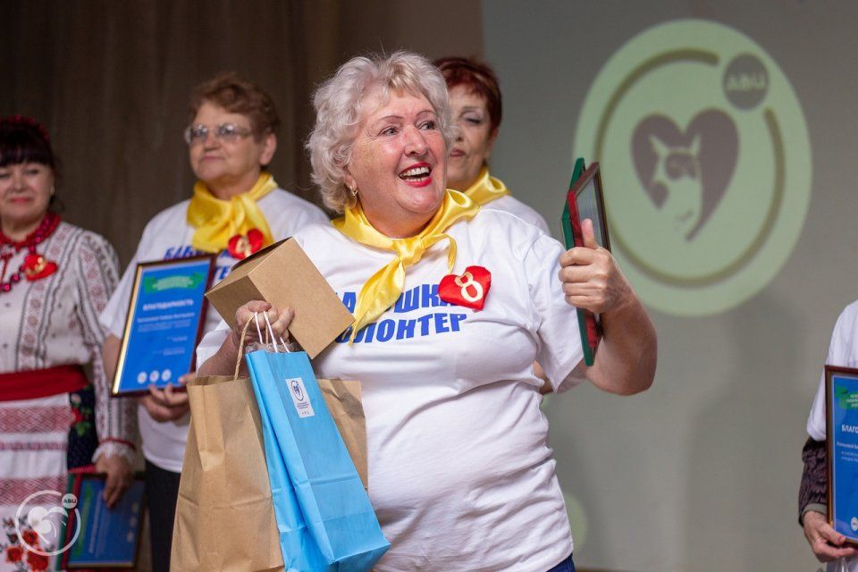 Орловские пенсионерки зажгли на конкурсе "Моя бабушка-волонтер"