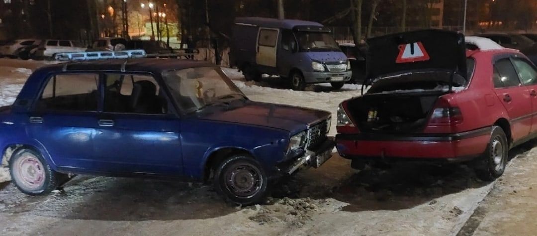«Разбежались, как тараканы»: во Мценске несколько подростков на отечественном авто протаранили чужую машину и сбежали
