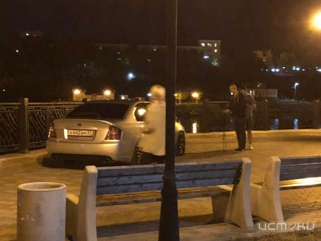 Когда "Форду" закон не писан: в Орле иномарка припарковалась на Набережной Когда "Форду" закон не писан: в Орле иномарка припарковалась на Набережной