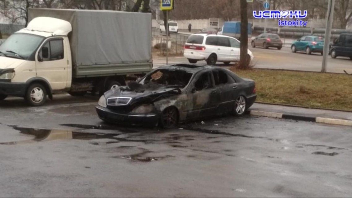 В Советском районе Орла сгорело дорогое авто, а на трассе пенсионер снес опору ЛЭП
