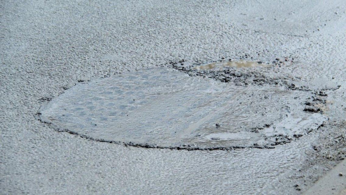 В мэрии сообщили о ремонте орловских дорог щебнем и литым асфальтобетоном