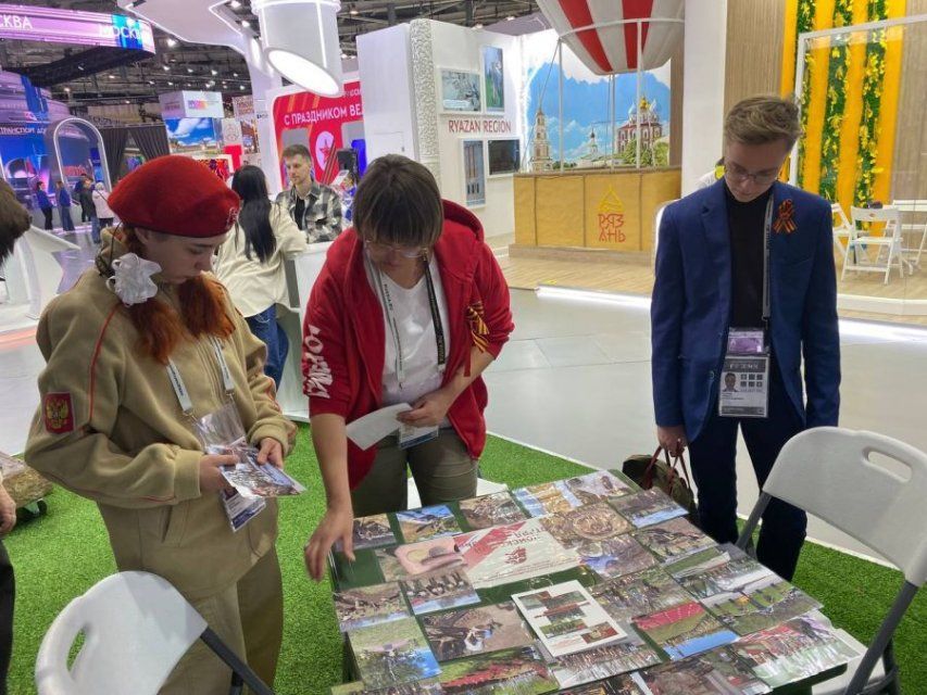 Под руководством орловских юнармейцев гости Выставки «Россия» сделали подарки для фронта