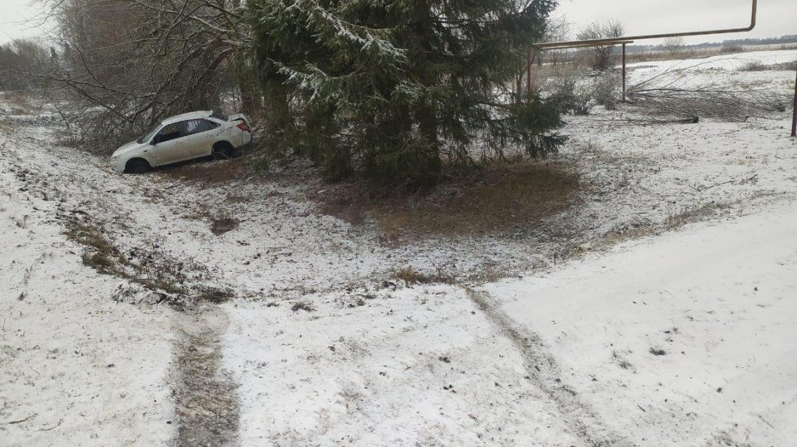 В Орловской области водитель «Лады» улетел с дороги в кювет
