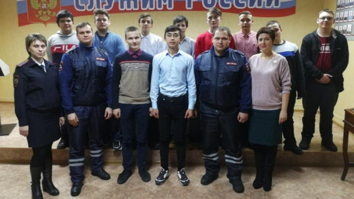 Болховские студенты узнали, как пробить человека по базе 