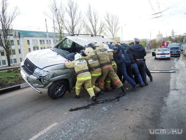 В Орле десять спасателей поднимали опрокинувшийся внедорожник В Орле десять спасателей поднимали опрокинувшийся внедорожник