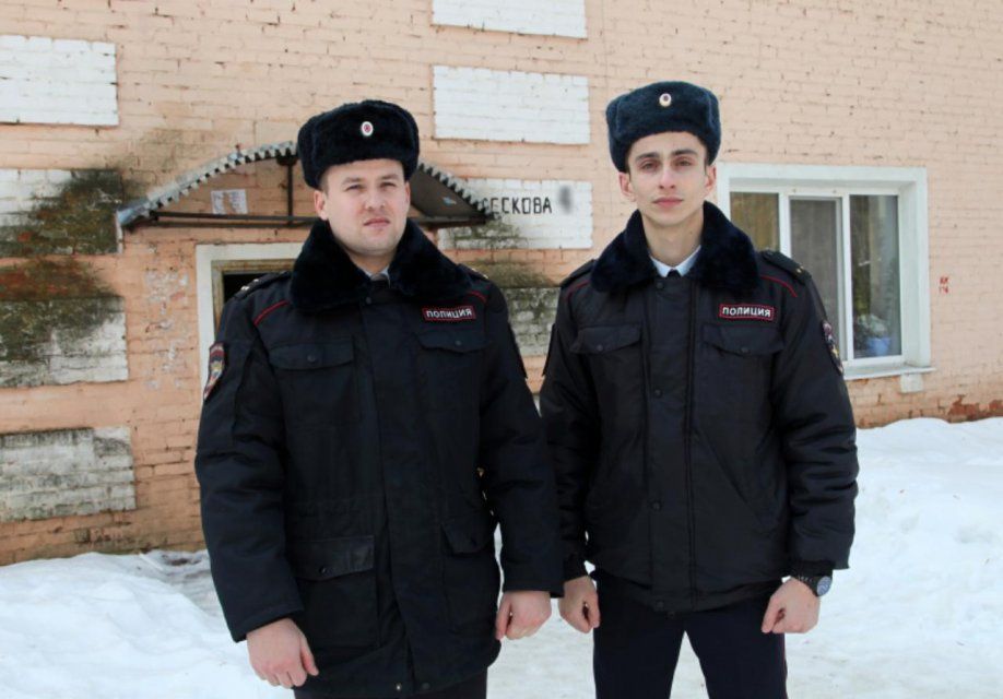 ВИДЕО: полицейские рассказали, как спасали семью в переулке Лескова в Орле