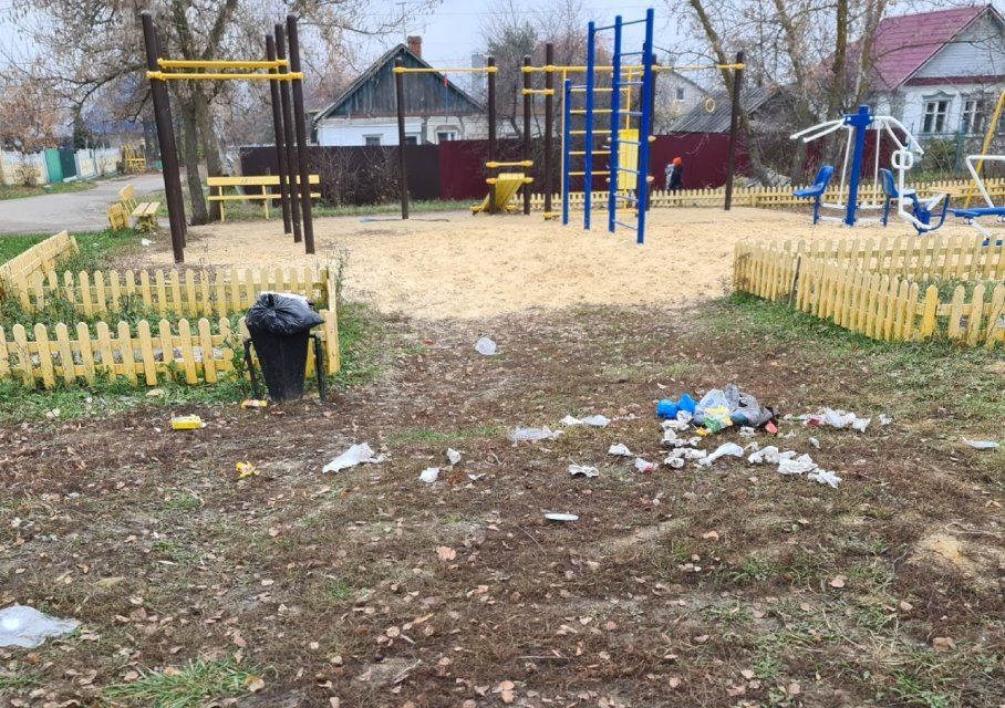 Детскую площадку в Орловской области засыпали мусором