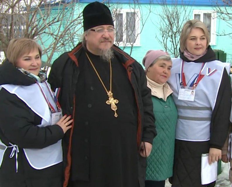 Орловский священник прошелся по домам избирателей
