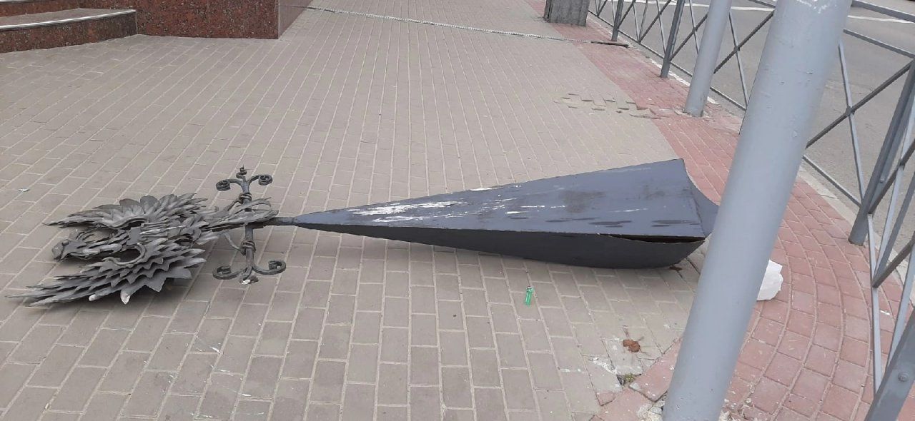В Орле сильным порывом ветра сорвало шпиль с дома на улице московской, 31