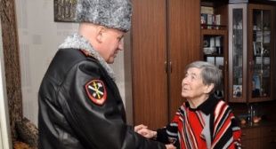 Полицейские поздравили ветеранов Великой Отечественной войны с Новым годом