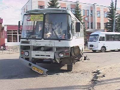 Столкнулись иномарка и маршрутка Столкнулись иномарка и маршрутка