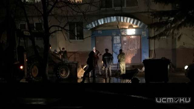 Погода - не помеха! В Орловском дворе рабочие снова кладут асфальт в дождь Погода - не помеха! В Орловском дворе рабочие снова кладут асфальт в дождь