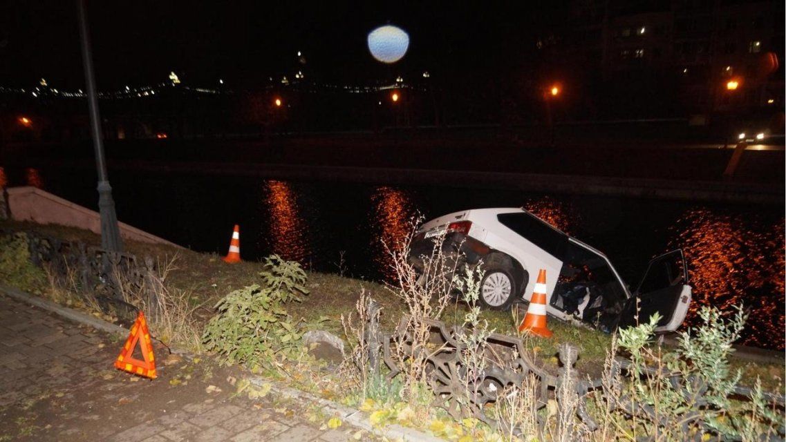 В Орле водитель легковушки вырулил на набережную и едва не улетел в реку