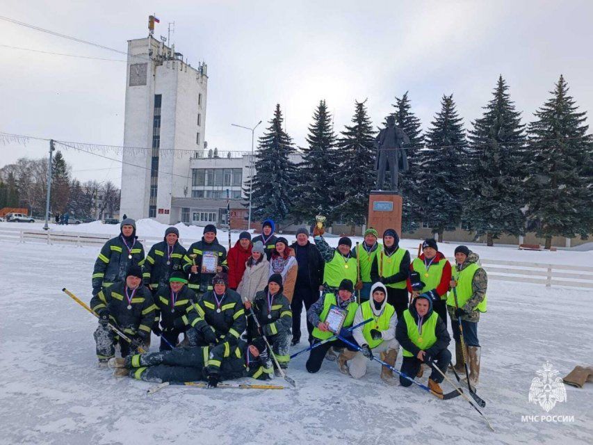 Спасатели и полицейские сыграли в хоккей во Мценске