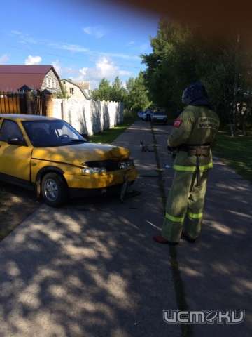 В Болховском районе два ВАЗа не разъехались на деревенской дороге В Болховском районе два ВАЗа не разъехались на деревенской дороге