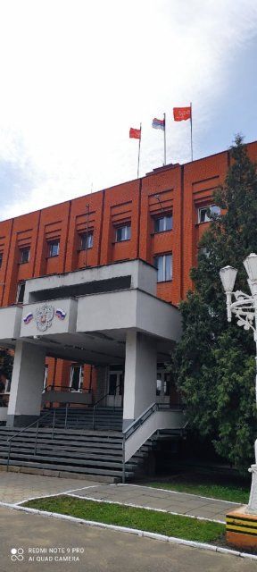 "Разгильдяйство или саботаж?" На здании администрации Заводского района Орла висит перевернутый флаг России